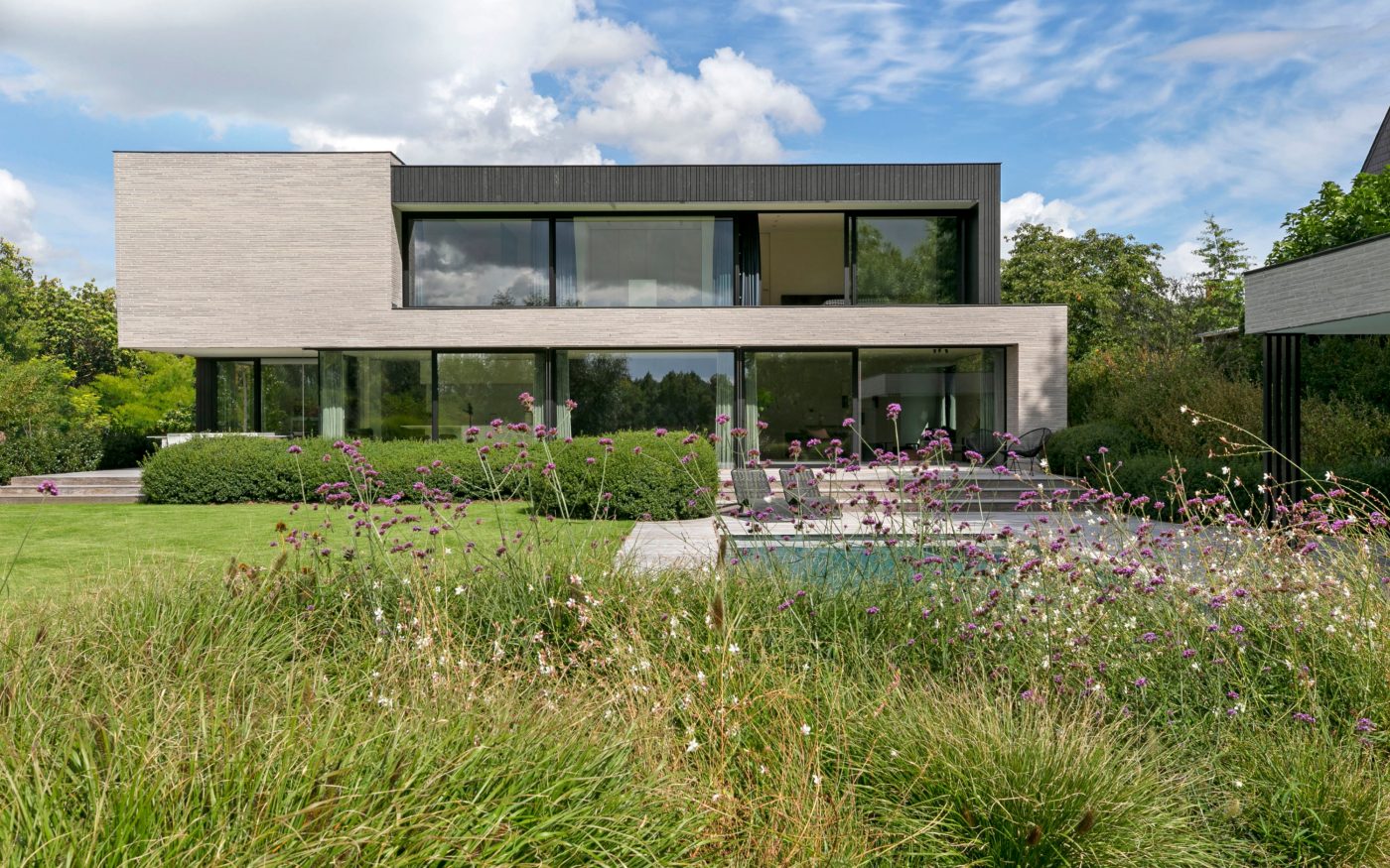 Nieuwbouw vrijstaande woning | Erwetegem, België | Gevelbaksteen: Speciaal Grijs WS LF510 | Architect: BK architecten, David Barbaix, Oudenaarde | Fotograaf: Laurent Brandajs