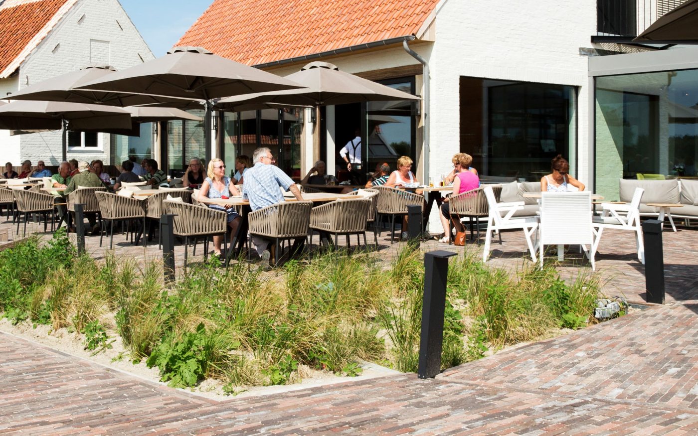 Straatbakstenen wijzen de weg | Golf Ter Hille, Koksijde | Straatbakstenen: Bruno WF (looppaden) en een getrommelde mix voor de terrassen