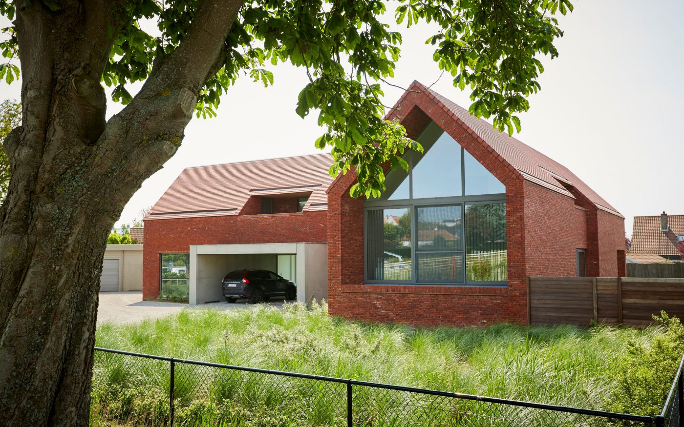 Nieuwbouw Vrijstaande Woning en Bedrijfsruimte | Veurne, België | Dakpan: Leipan 301 Amarant Engobe 848 | Gevelstenen: Caracterra Hectic