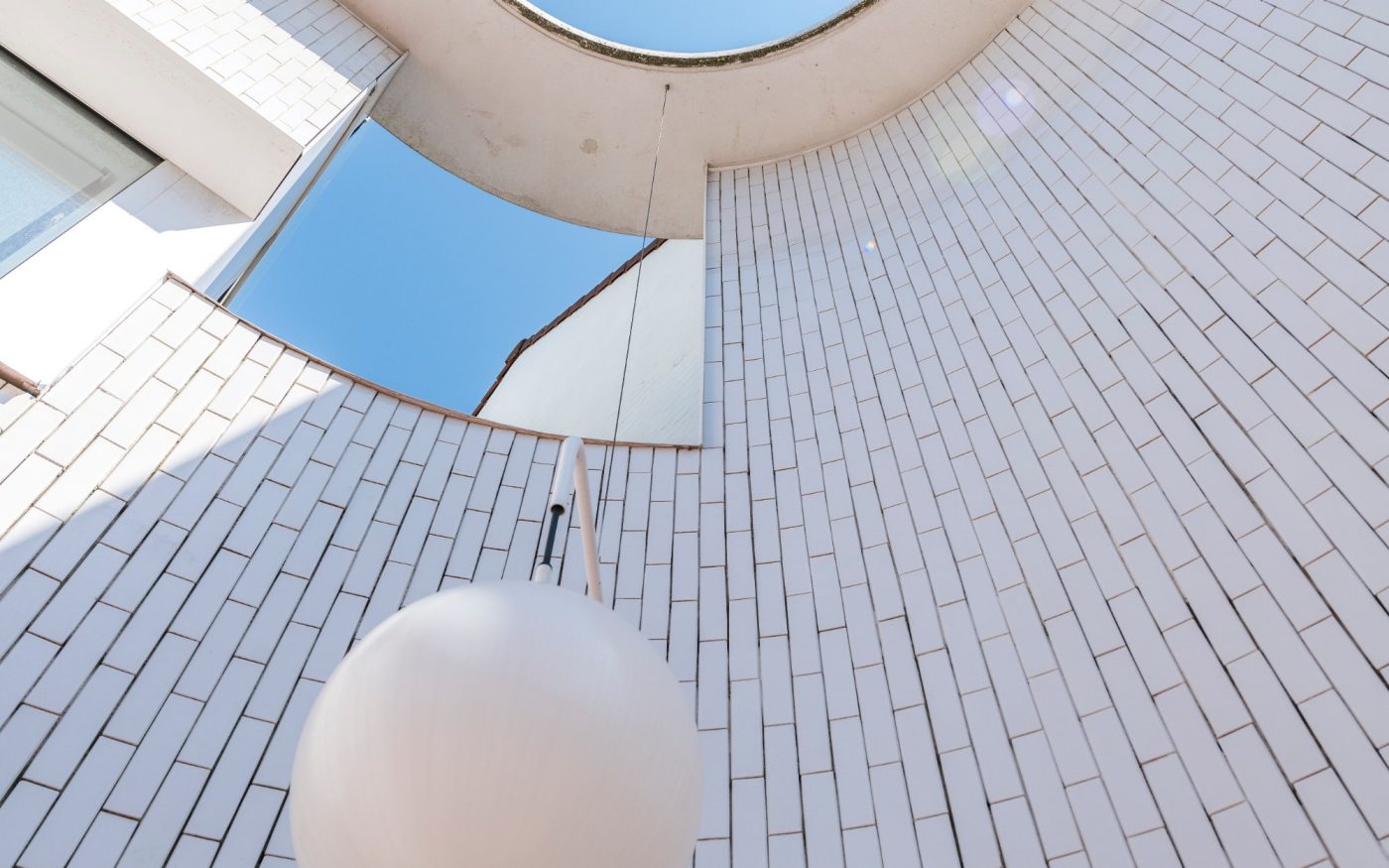 Nieuwbouw gezondheidscentrum | Knokke-Heist, België | Gevelbaksteen: steenstrippen glazuursteen wit