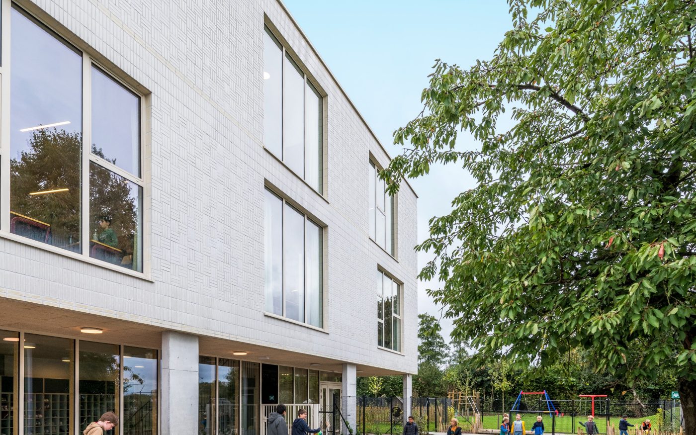 Nieuwbouw school de Springplank, Asse, België | Gevelbaksteen: steenstrippen glazuurstenen