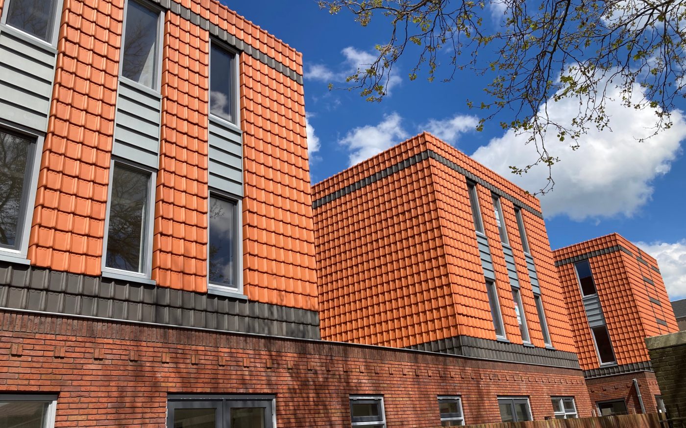 Nieuwbouw 8 woningen | Laurentiushof, IJmuiden | Dakpan: Tuile du Nord 44 natuurrood en blauw gesmoord