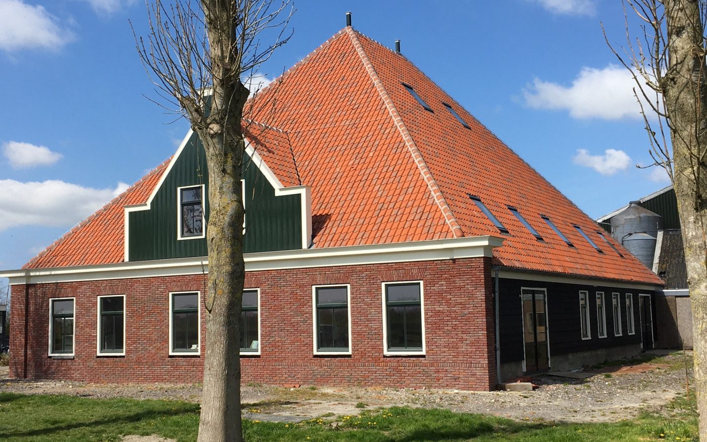 Renovatie stolpboerderij, Groot-Schermer | Gevelbaksteen: Paarsblauw HV WF | Dakpan mix: Oude Holle 451 natuurrood en vieilli-rood 