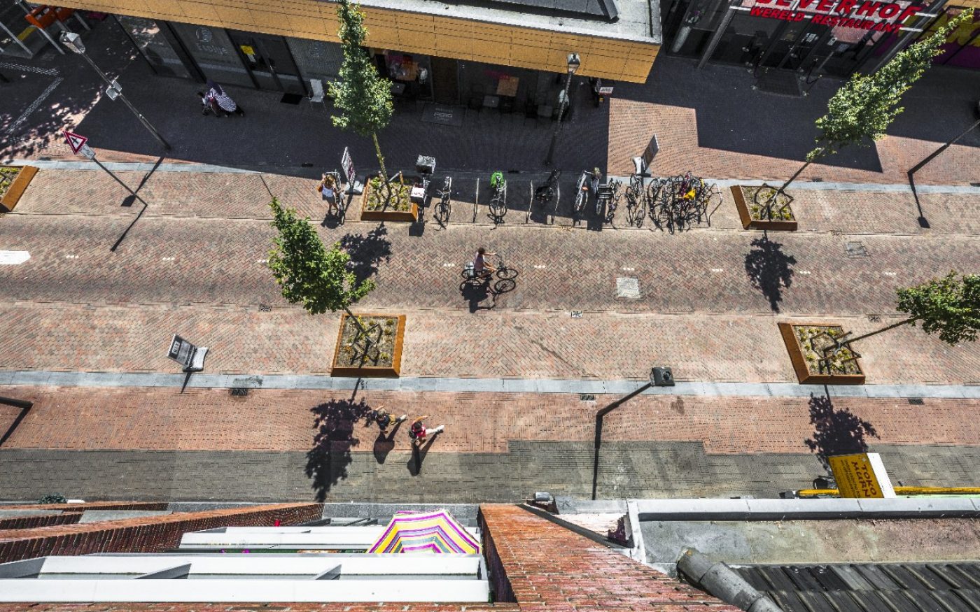 Winkelstraat van 'foeilelijk' naar 'fantastisch' | Breestraat, Beverwijk | Straatbakstenen: mix Ravenna, Bruno en Mastiek,  Padova LF65 (stoepen) en de Nero WF (strook langs gevels)