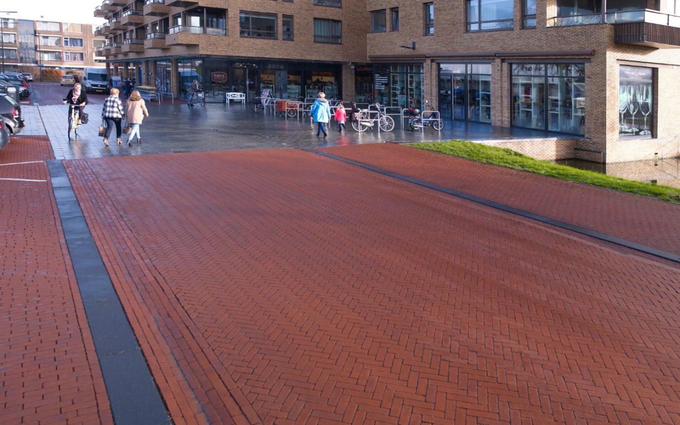 Ingrijpende opwaardering centrum | Winkelcentrum Reeuwijk | Straatbakstenen: Paviona DF en Wit geglazuurde straatbakstenen