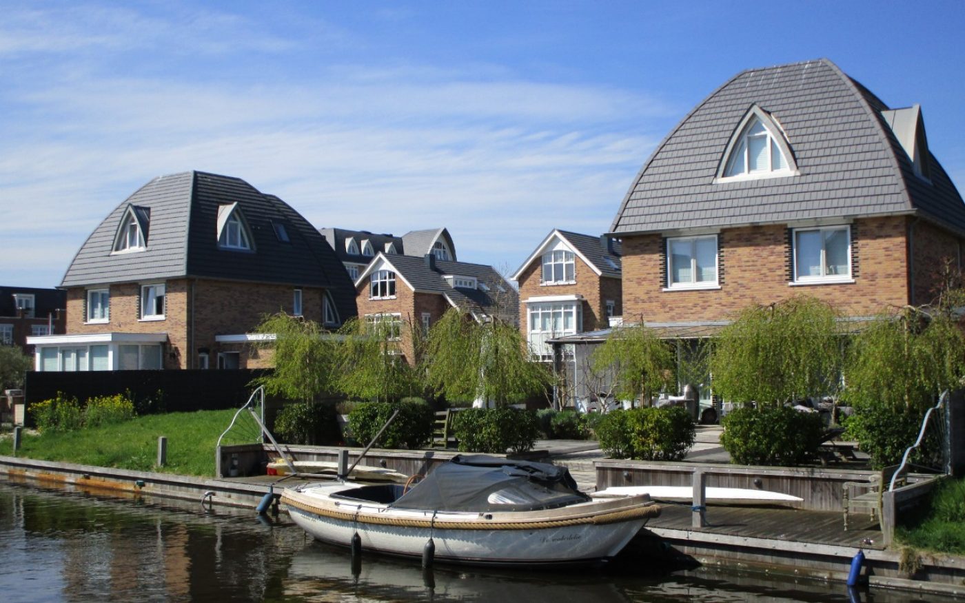 Nieuwbouw Appartementen en Vrijstaande Woningen | Krimwijk, Voorschoten | Dakpan: Vauban Leikleur Mat Engobe 703