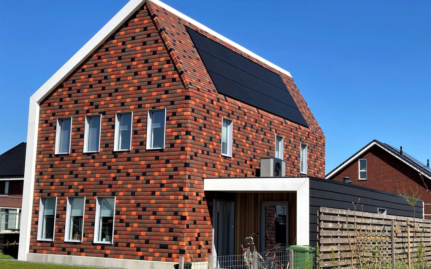 Nieuwbouw vrijstaande woning , Groningen | Dakpannen: Leipan 301 Amarant engobe, Antraciet engobe, Natuurrood, Rustiek engobe en de Leikleur mat verglaasd.