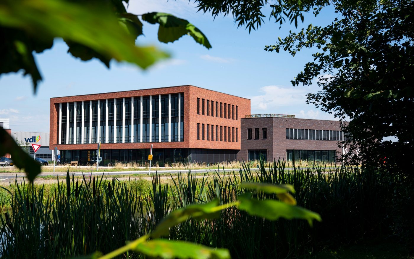 Nieuwbouw bedrijfsverzamelgebouw, Schoonhoven | Gevelbaksteen: Menton HV ClickBrick, Rhone Exclusief HV ClickBrick (uit assortiment)