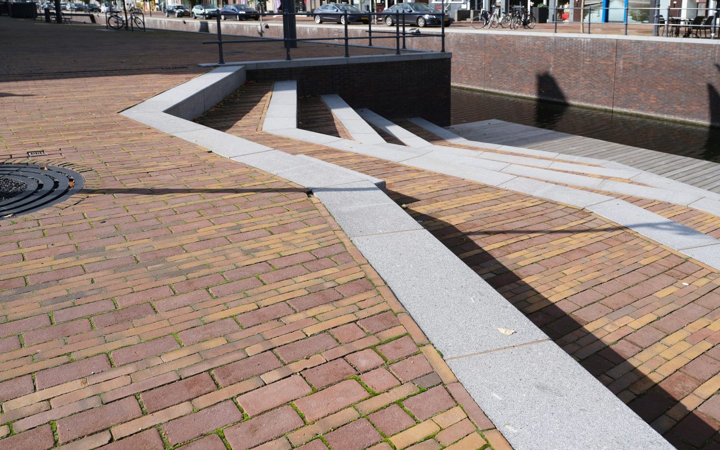 Herinrichting markt en havenkades, Zevenbergen | Straatbakstenen: Auraton WF - Auraton DF - Bruno WF - Bruno DF - Bruno KK80