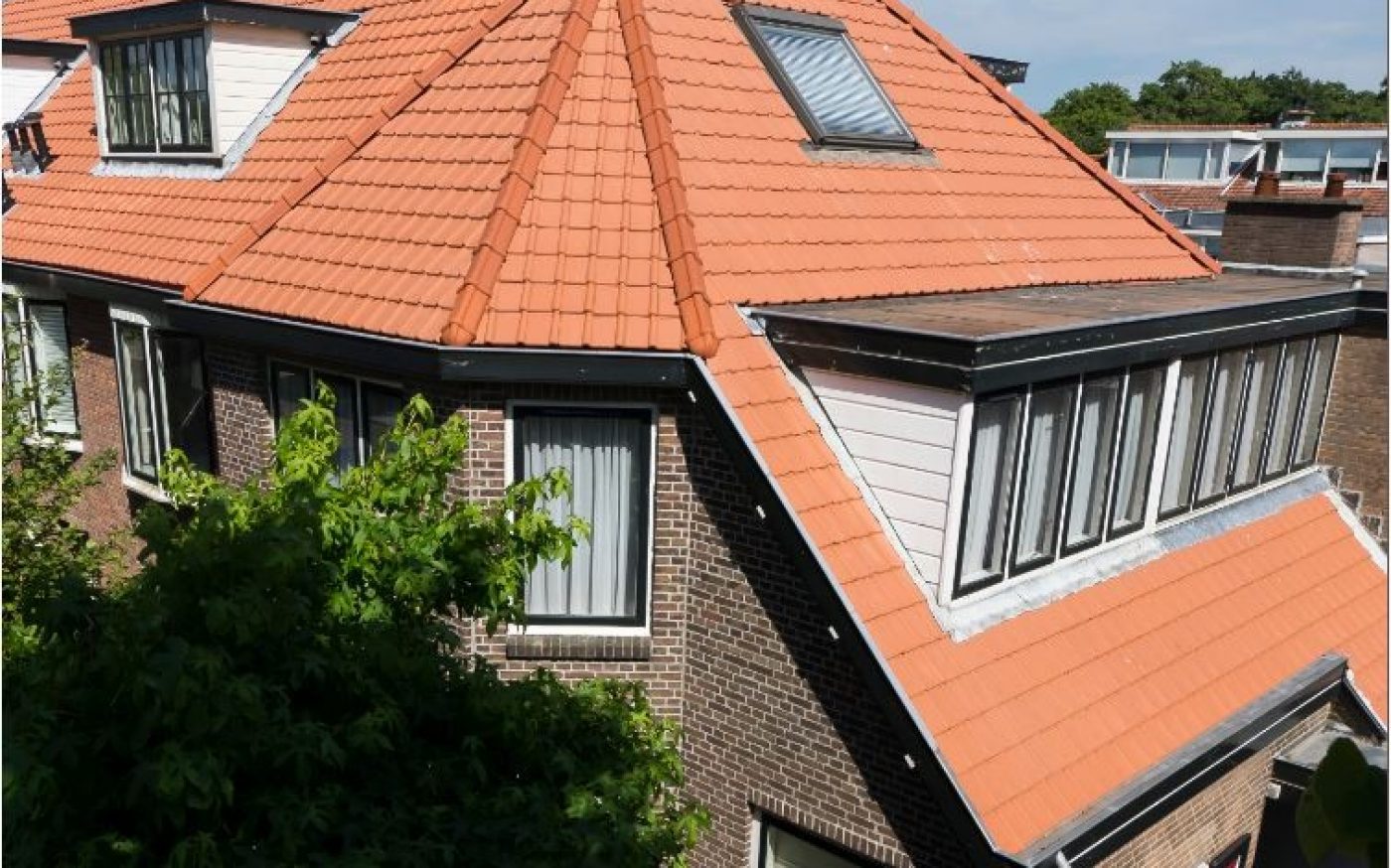 Roof renovation enclosed houses, Kerkstraat, Wassenaar. Roof tiles: TdN Opalys natuurrood.  Completion date April 2017. 