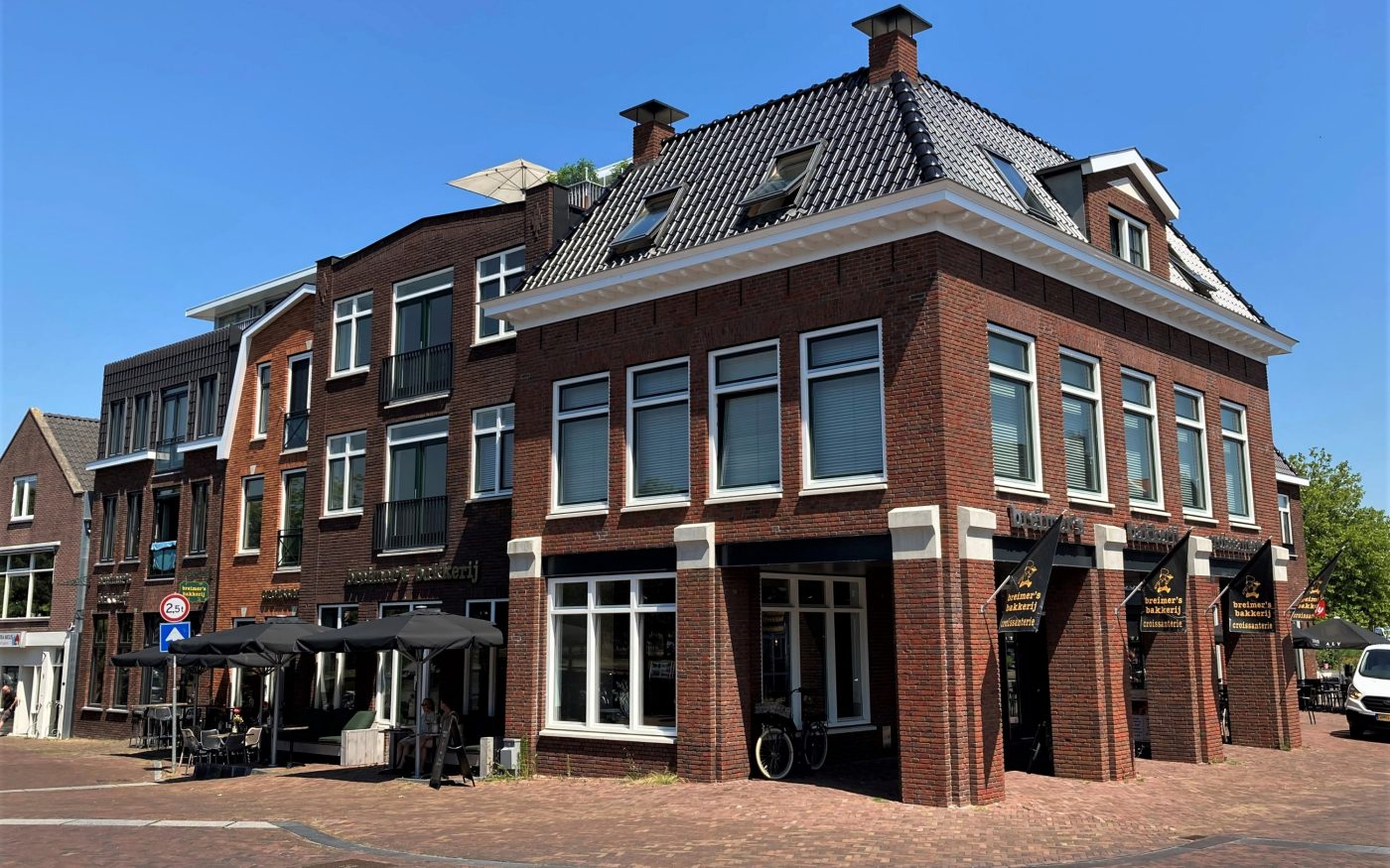 Renovatie appartementen, Oosterpoort, Sneek | Gevelbakstenen: Asturia WF, Blauwrood genuanceerd WF, Espa WF en Sargas WF en de wasserstrich sorteringen Jade WF en Rutiel WF | Dakpannen: OVH Vario leikleur mat engobe, mat zwart verglaasd  en zwartbruin engobe