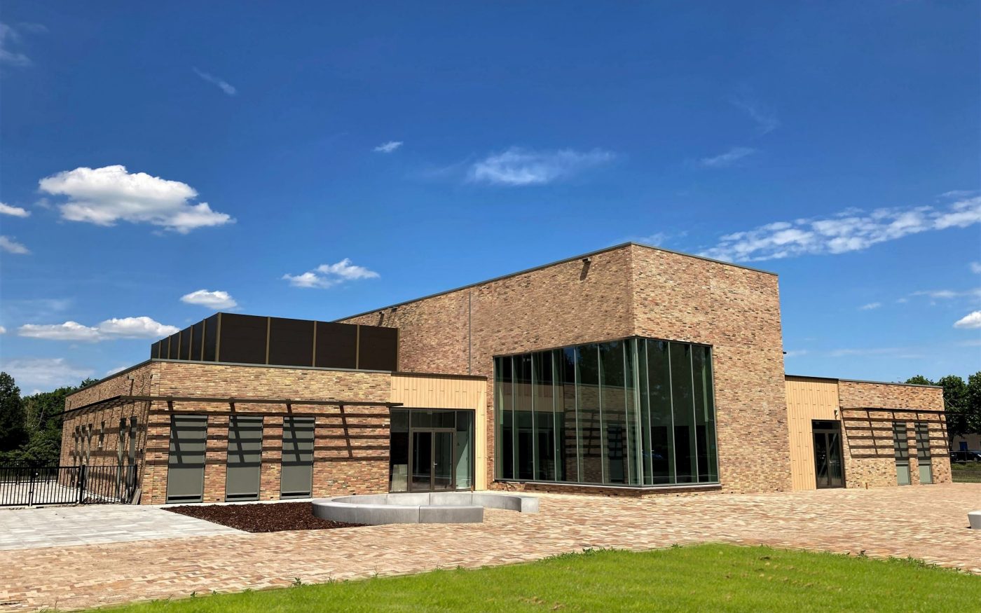 Nieuwbouw kindcentrum de Treffer, Gorredijk | Gevelbaksteen: Dignita WS WF | Straatbakstenenmix: Auraton DF en Siena DF