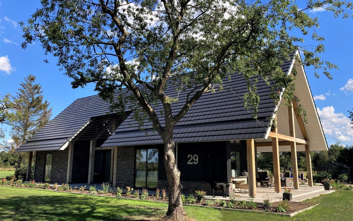 Nieuwbouw moderne schuurwoning | Nationaal Park Drents-Friese Wold | Gevelbakstenen: Lumina WS VF en LF400 | Dakpan: Actua 10 EB zwart edel-engobe