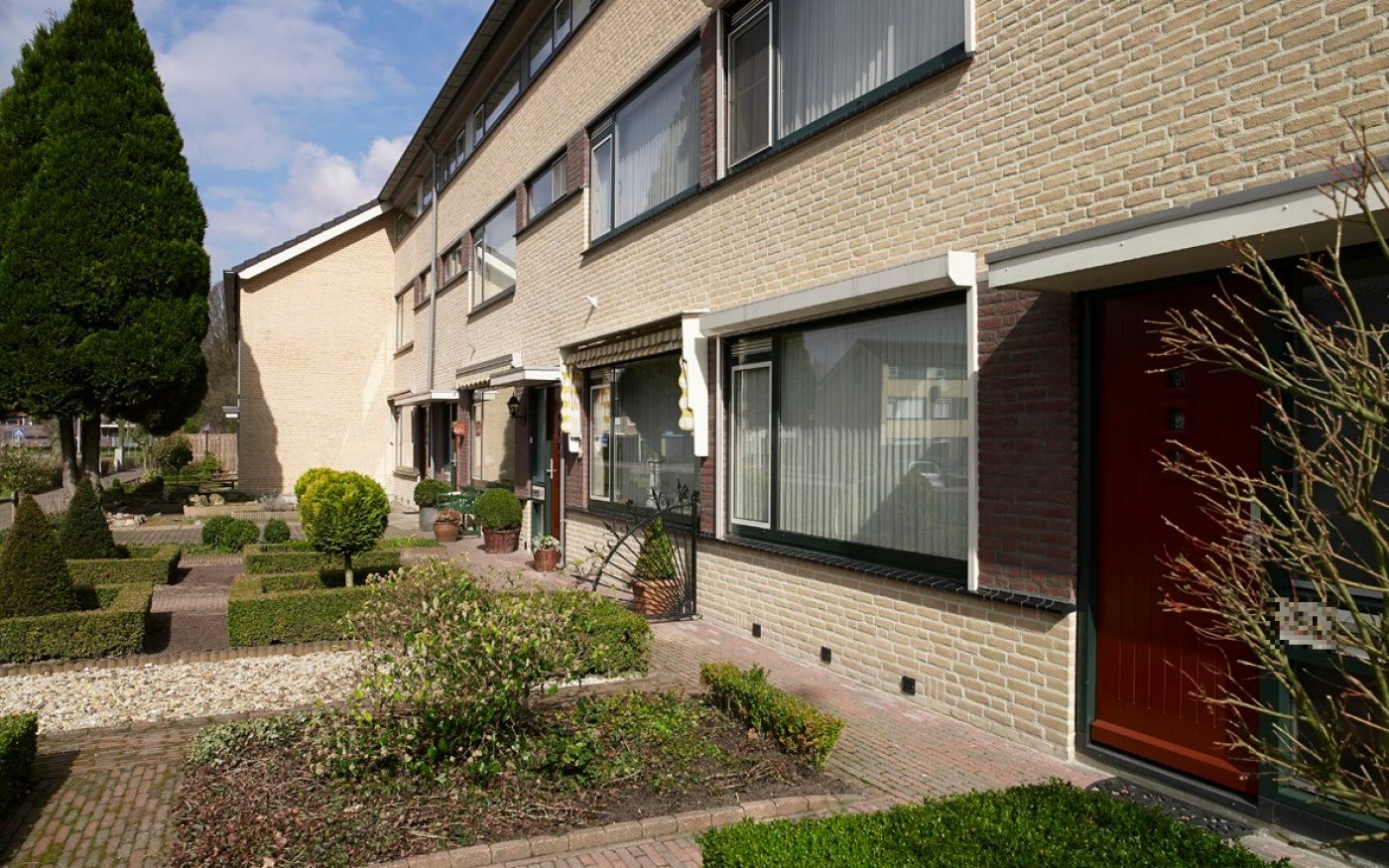 Renovation window sill enclosed houses, Naastenbest, Best. Terca ceramic, black window sill. Client Gemeente Best. Architect VdLp architecten, Eindhoven. Contractor J.A. van Gisbergen, Hooge Mierde. Joints Company J.P. van Heesch, Helmond. Building Material business Wouters Bouwmaterialen, Helmond. Window sills Terca Forte 105 (prefab elements) zwart. Nosebricks Terca Shadowline (prefab elements) zwart.