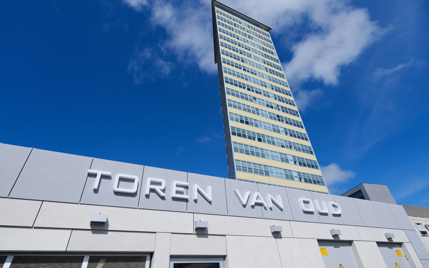 Renovatie appartement gebouw Toren van Oud | Den Haag | Architecten: Bos Hofman Architektenkombinatie & Archipelontwerpers Eric Vreedenburgh | Panelen: Lammers Beton, Weert | Ontwikkelaar: Euraco Vastgoed + Westend, Do Tetteroo | Gevel: Glazuurbakstenen maatwerk