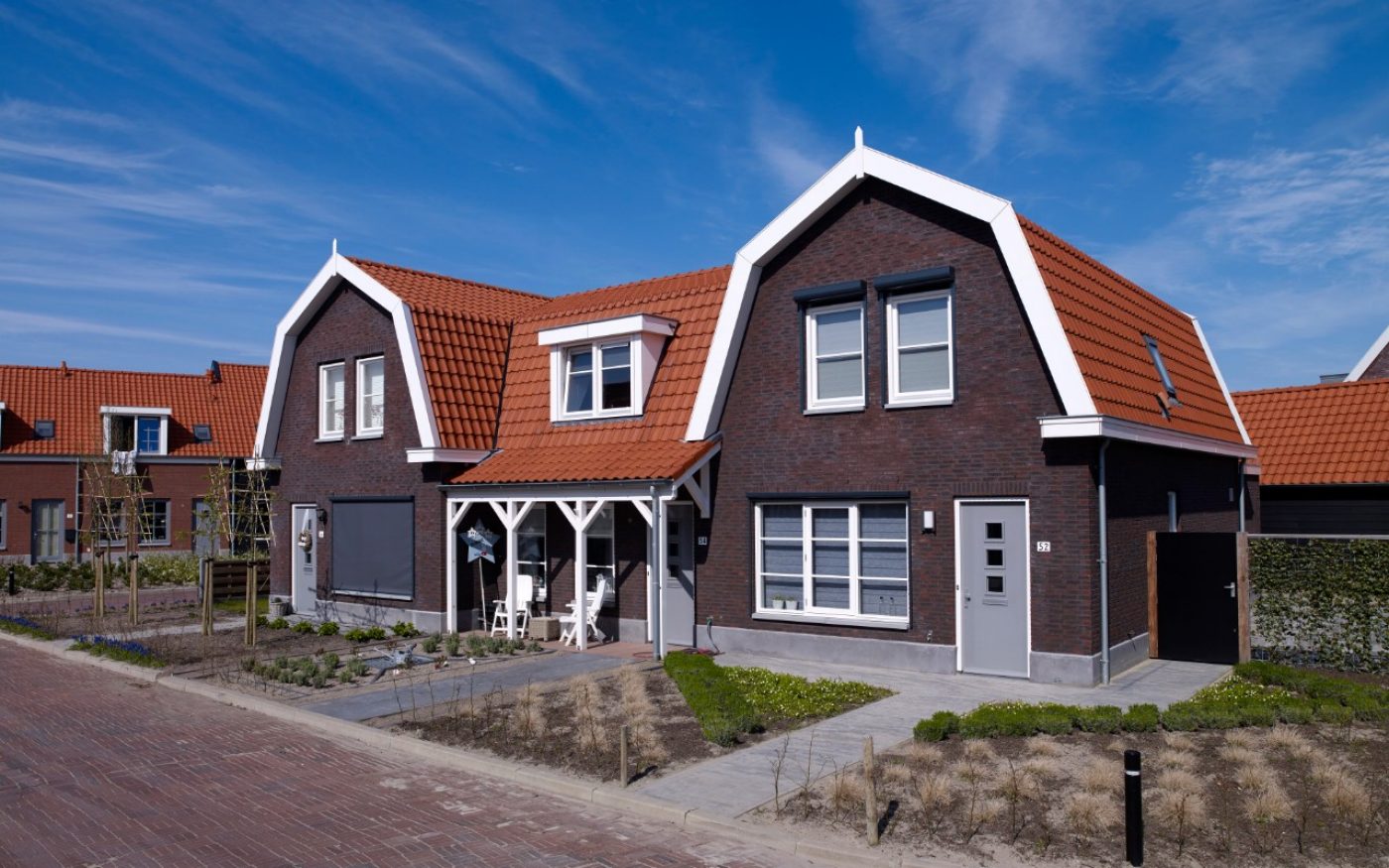 Nieuwbouw Tussenwoningen en 2-onder-1-kapwoningen | Welgelegen, Ouddorp | Gevelbakstenen: Waalrood, Dommelrood, Blauwrood Genuanceerd, Etna en Euroa HV WF | Dakpannen: VHV Klassiek Blauw Gesmoord en Datura Natuurrood+ 