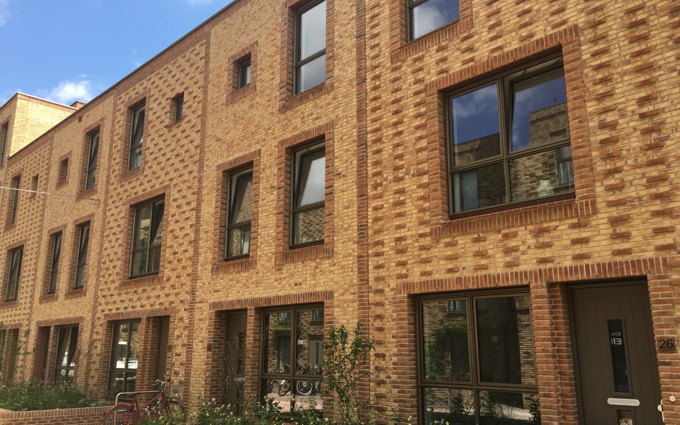 Nieuwbouw rijtjeswoningen | Kolenkit, Amsterdam | Veldbrons Gesinterd HV WF, Lichtbrons Gesinterd HV WF, Made to Order Raamdorpels