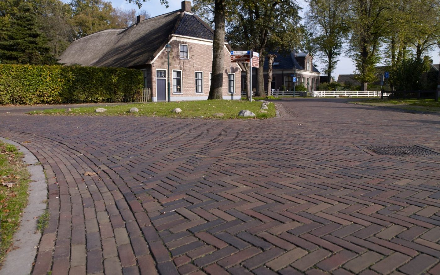 De Brink, Dwingeloo | Straatbakstenen mix DF: novoton wasserstrich getrommeld, Varia wasserstrich getrommeld, Geel wasserstrich getrommeld en Nostalgie wasserstrich getrommeld en geglazuurde straatbakstenen Hemelsblauw WF