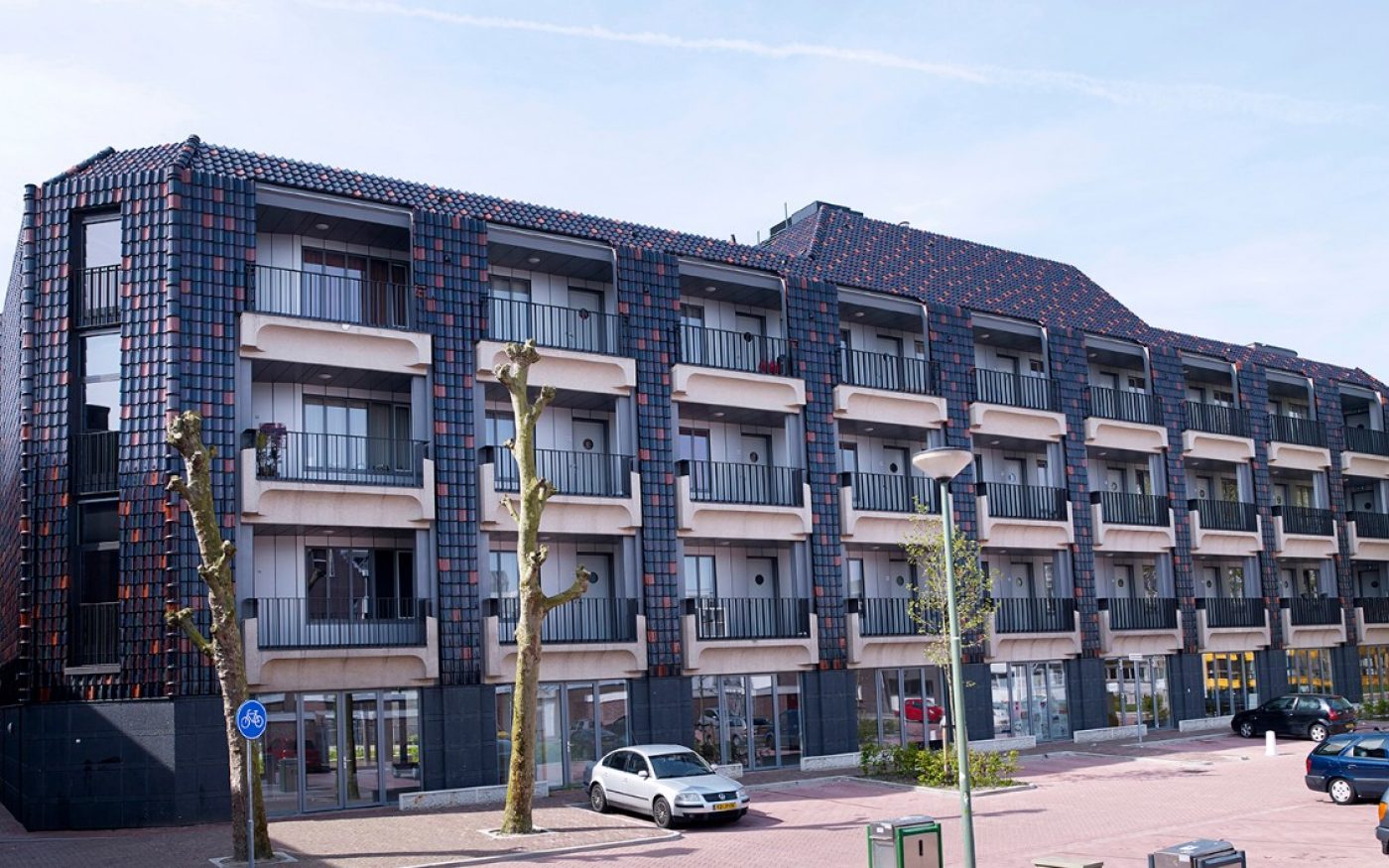 Renovatie Kantoor | De Hulk, Almere | Dakpannen: VHV Vario wijnrood, nachtblauw en lichtbruin verglaasd