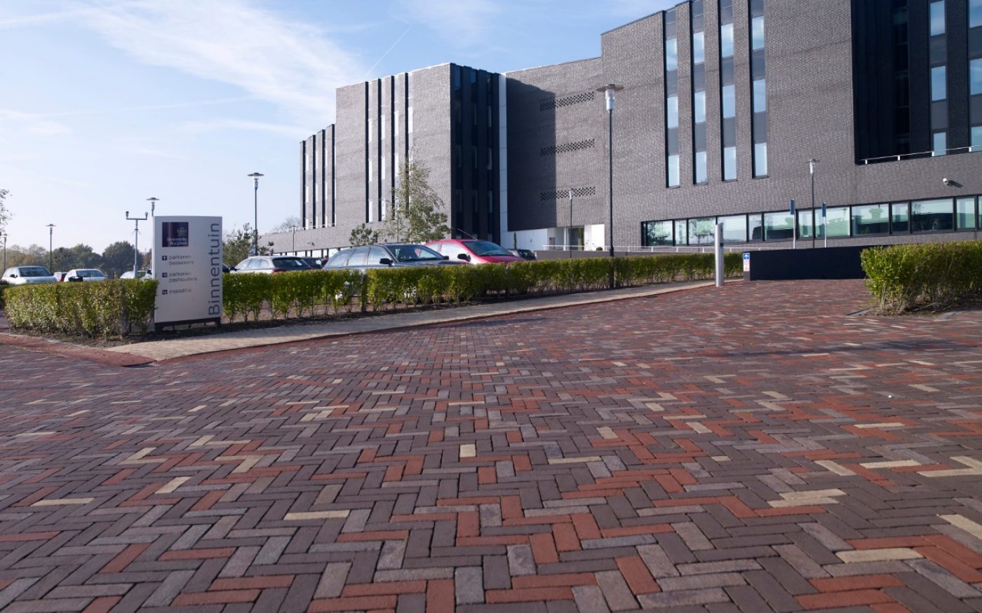 Ontwikkeling buitenruimte dienstverleningscentrum, Rucphen | Straatbakstenen mix: Nero, Omber, Paviona en Siena DF