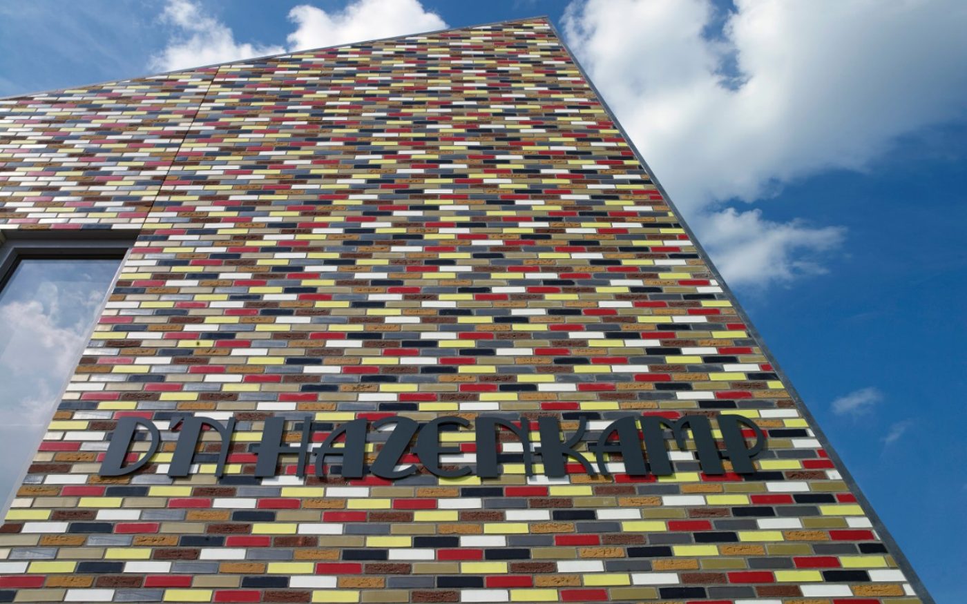 Nieuwbouw Jeugdgebouw D'n Hazenkamp | Kloosterstaat, Nuland | Gevelbakstenen: Glazuurstenen Geel, Rood, Wit Geglazuurd SP WF en Dommelrood HV WF