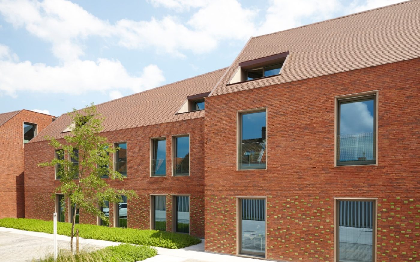 Renovatie en Aanbouw Woonzorgcentrum Engelendale | Brugge, België | Leipan 301 Rustiek Engobe 872 Glazuurstenen Groen Geglazuurd Olm HV WF 