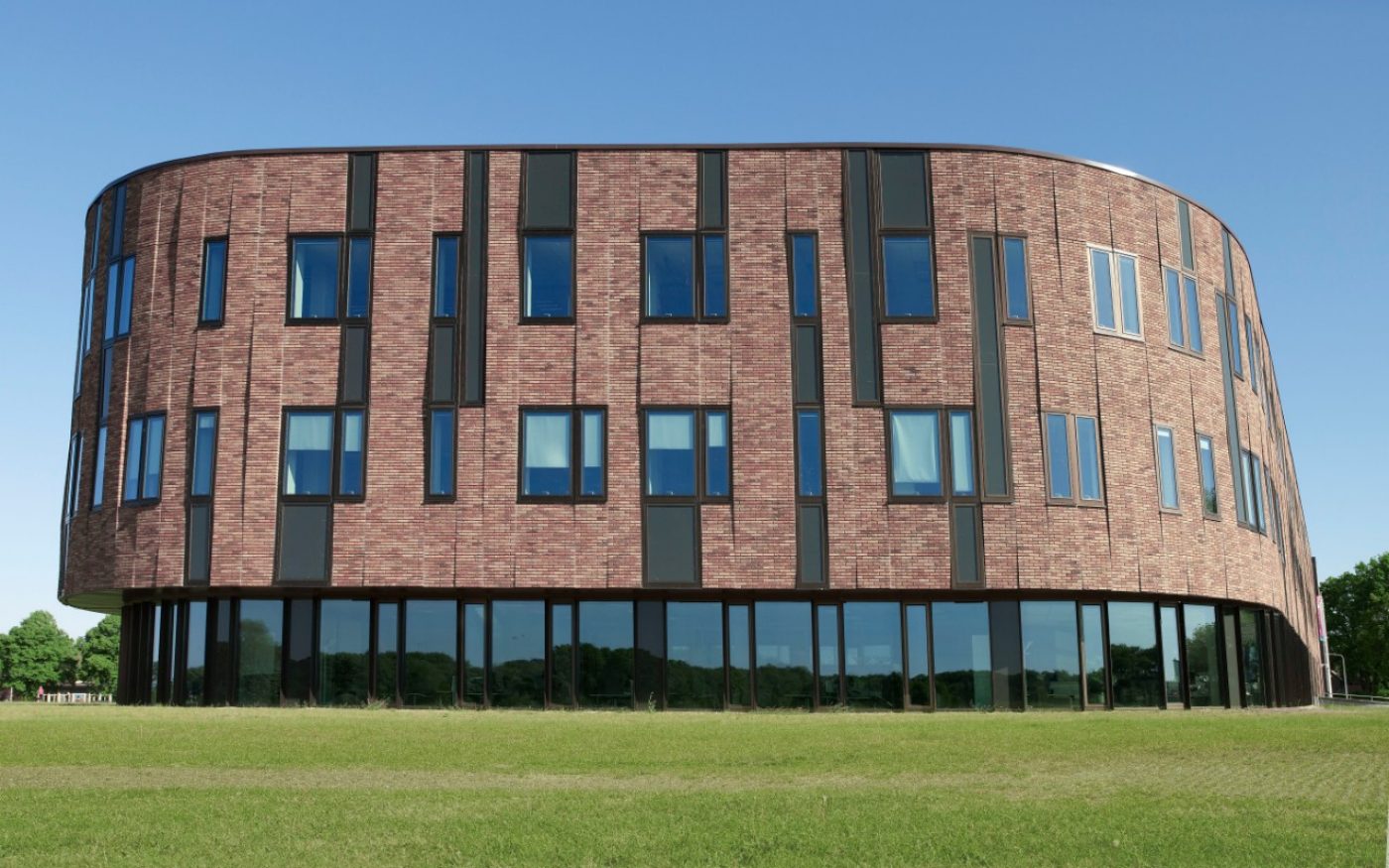 Nieuwbouw Gemeentehuis, Dalfsen | Gevelbakstenen: Mix van Akelei, Oleander (uit assortiment) en Pioenroos HV WF 