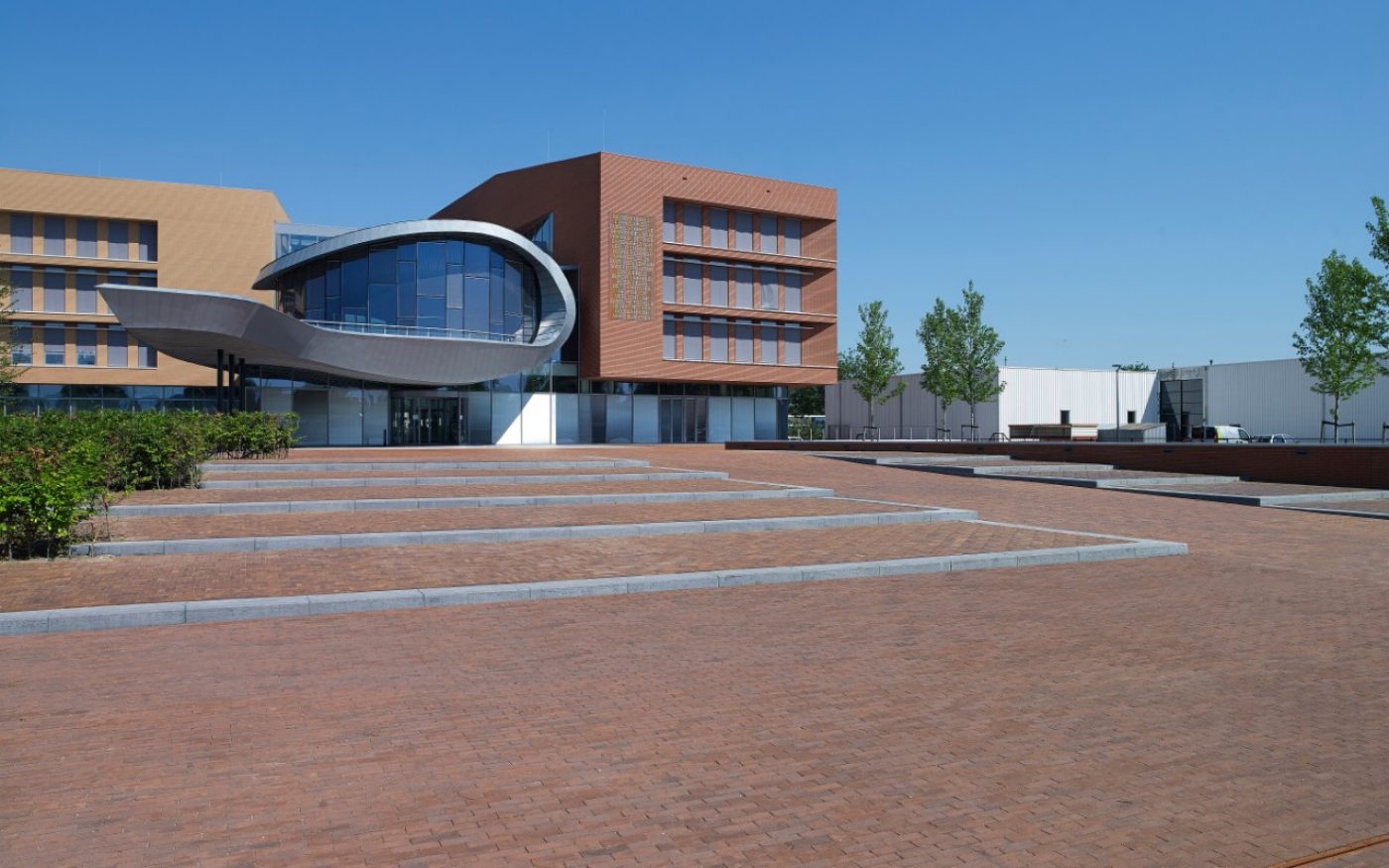 Herontwikkeling gemeentehuis, Lochem | Straatbakstenen: Tige SP UWF (project specifiek), Norton VB DF en Astra SP UWF (project specifiek)