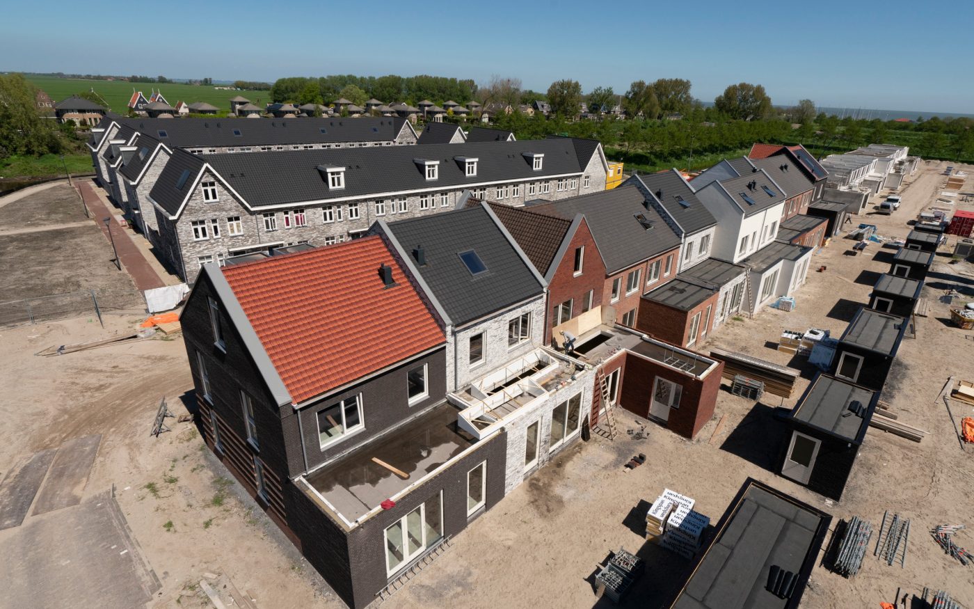 Nieuwbouw Tussenwoningen | Deelplan Keetzijde, Edam | Dakpannen: Tuile du Nord Opalys Leikleur Mat Engobe, Tuile du Nord 44 Oud Koper Engobe, Tuile du Nord 44 Amarant Engobe, Tuile du Nord 44 Blauw Gesmoord