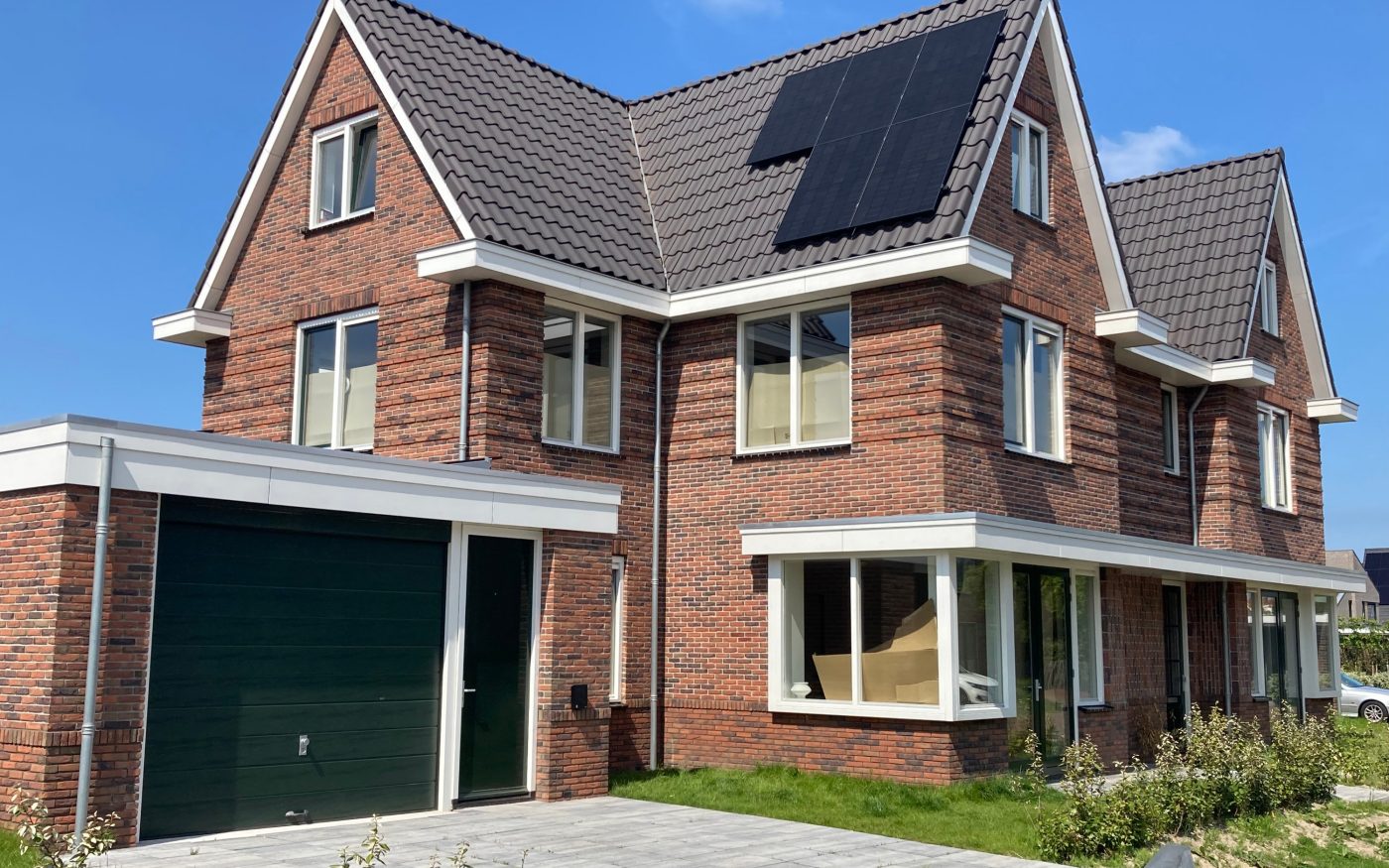 Nieuwbouwwoningen 2x 2-1 kap en 2 x 4 rijwoningen, Heemskerk | Dakpan: MaduraMax leikleur mat engobe en zwart edel-engobe