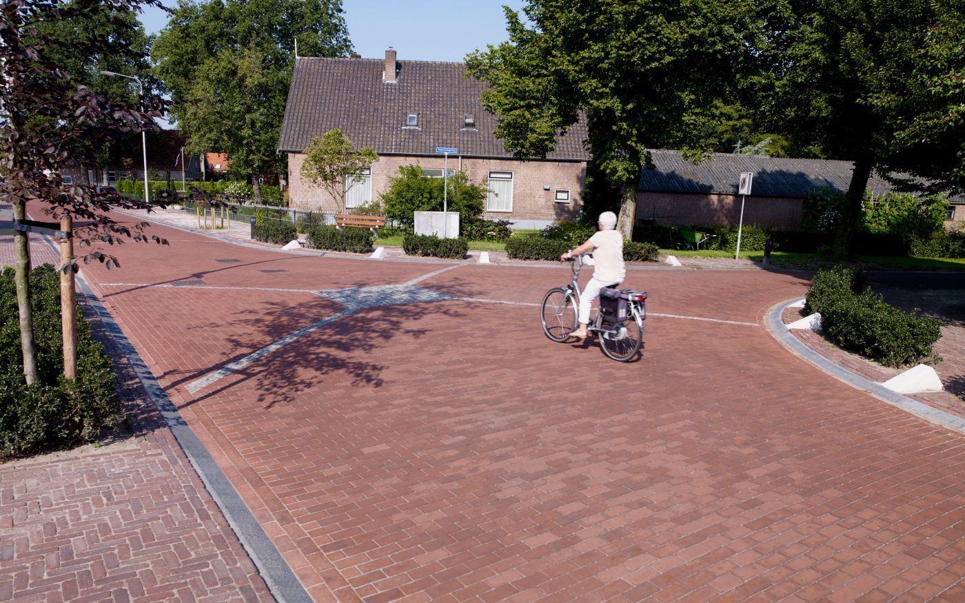 Duurzaam handhaven dorpse karakter | Oosteinde, Vriezenveen | Straatbaksteen: Paviona KK80