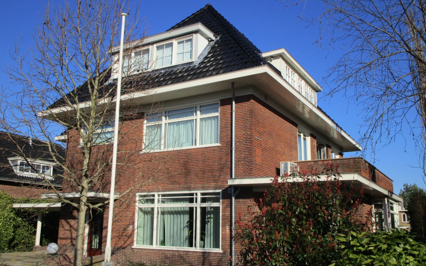 Renovatie villa, Amstelveen | Dakpan: Alegra 10 Wevolt zwart edel-engobe en de Alegra 10 zwart edel-engobe