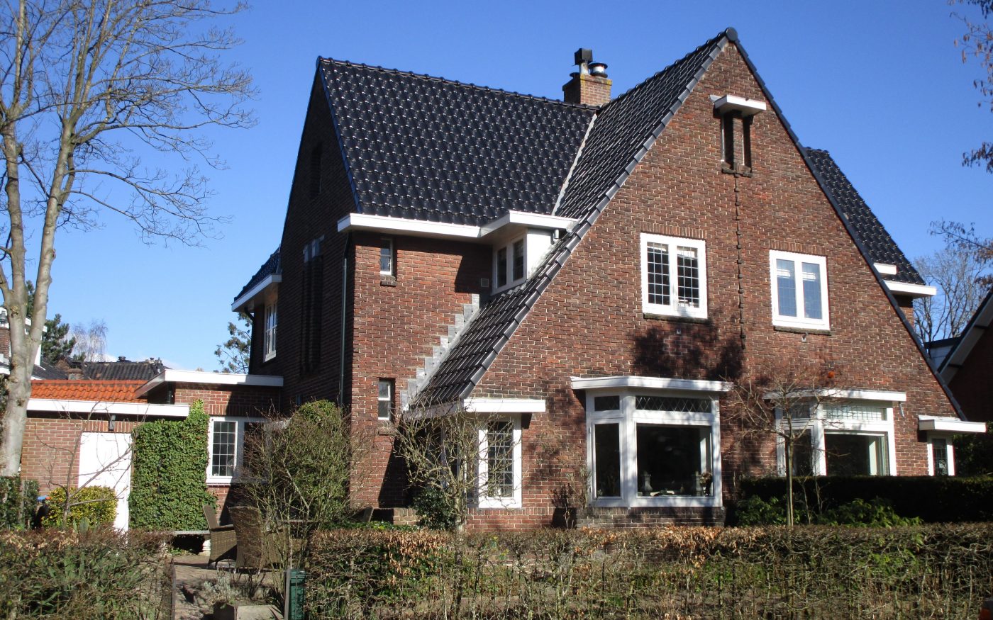 Renovatie dubbele woning, Santpoort-Noord | Dakpan: VHV Vario matzwart verglaasd 