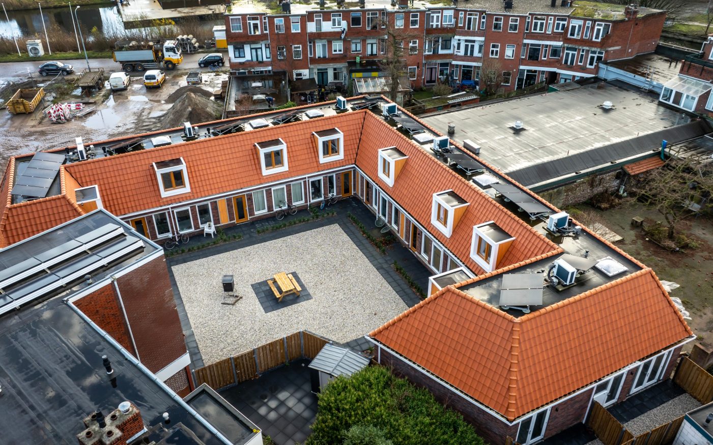 Nieuwbouw 8 seniorenwoningen, Groningen | Dakpan: MaduraMax natuurrood | Gevelbaksteen: Passiebloem WS WF