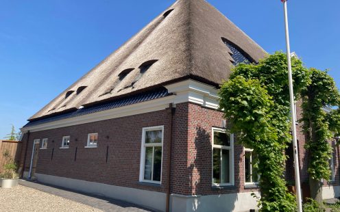 Renovatie stolpboerderij | Hem, Venhuizen | Gevelbaksteen: Paarsblauw HV WF en VF | Dakpan: Oude Holle 451 zwart verglaasd