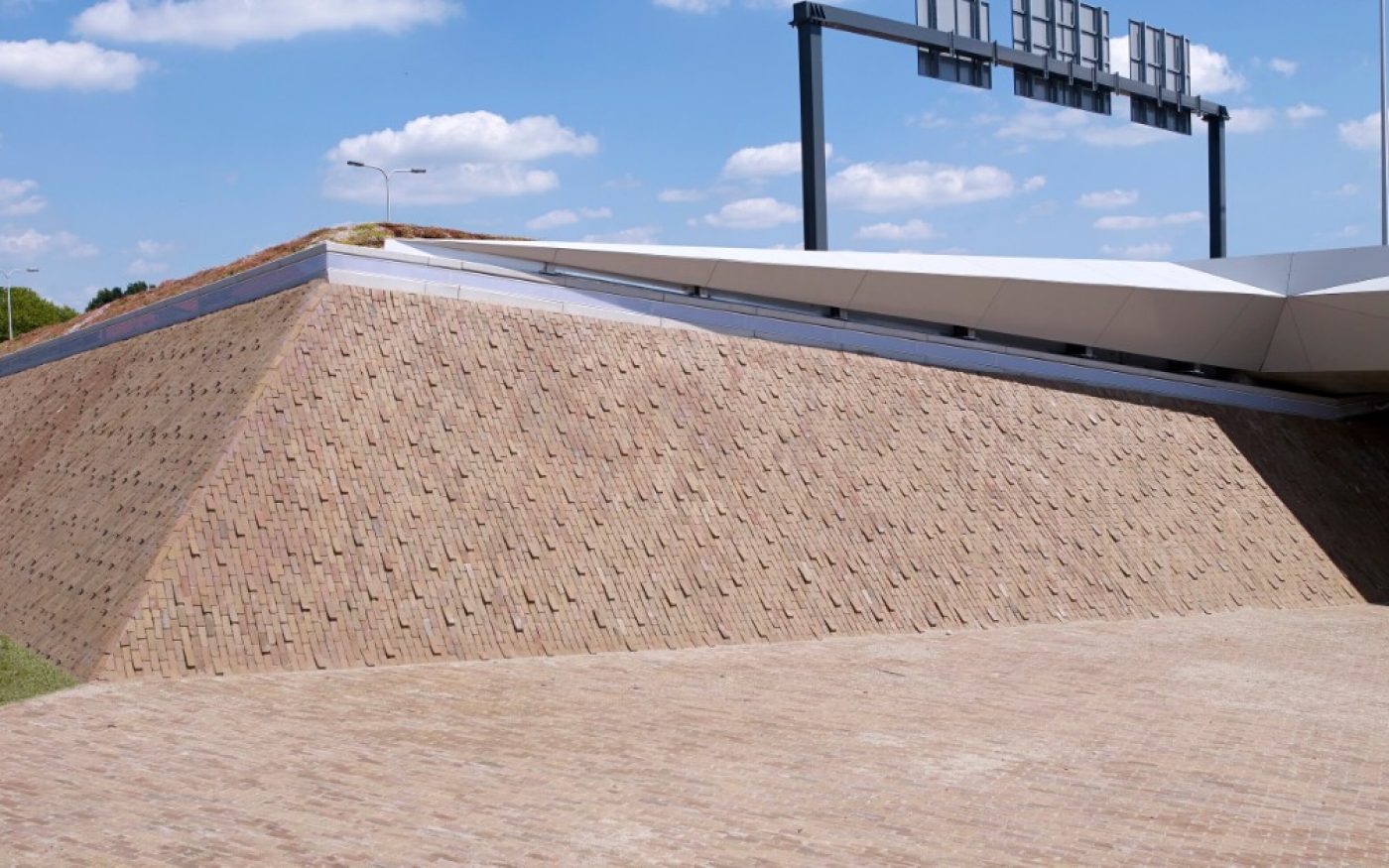 Talud Amstellaan Deventer | Rivierenwijk, Deventer | Straatbakstenen mix: Brons en Varia Puur DF