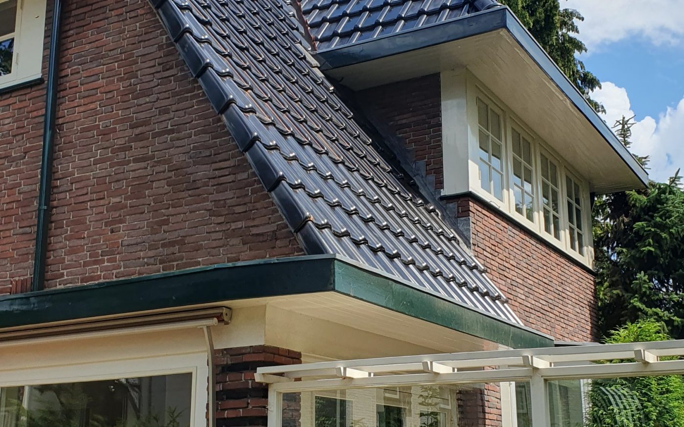 Renovatie vrijstaande woning met Wevolt, Bussum | Dakpan: Alegra 10 Wevolt zwart edel-engobe