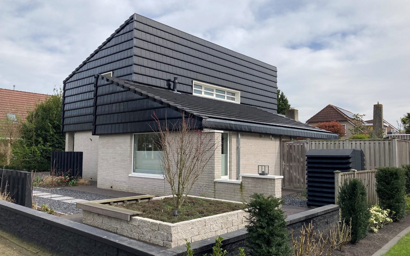 Renovatie vrijstaande woning met Wevolt | Staphorst | Dakpan: Wevolt X-tile en de Actua 10 EB zwart edel-engobe