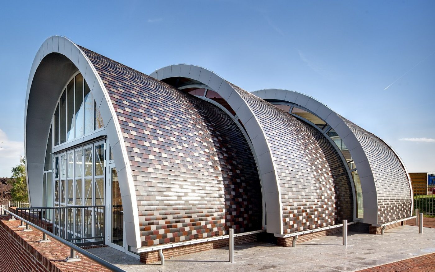 Nieuwbouw Poldergemaal Noorderlegmeerpolder | Hollandse Dijk, Uithoorn | Dakpannen: Leipan 301 Zwart Geglazuurd 738 Blauw Gesmoord 706 Antraciet 736 Wijnrood Geglazuurd 514 Bruin Geglazuurd 670  