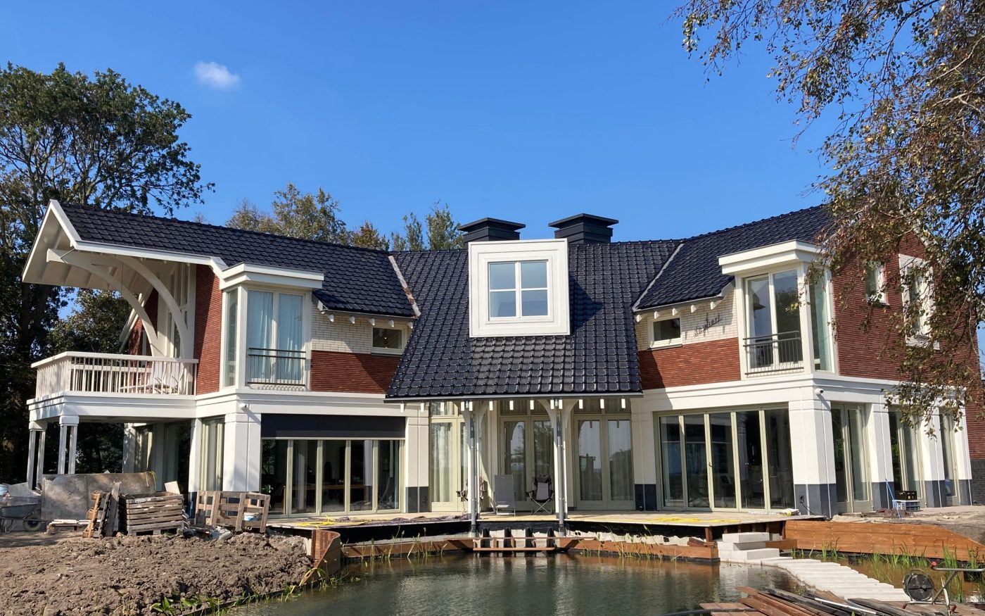 Nieuwbouw woning met de Wevolt zonnedakpan, Bergen | Dakpan: Alegra 10 Wevolt zwart edel-engobe