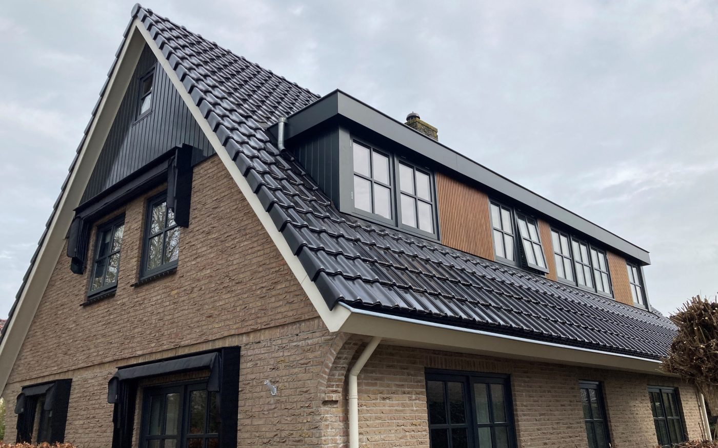 Renovatie vrijstaande woning Heiloo | Dakpan: Alegra 10 Wevolt zwart edel-engobe en de Alegra 10 zwart edel-engobe