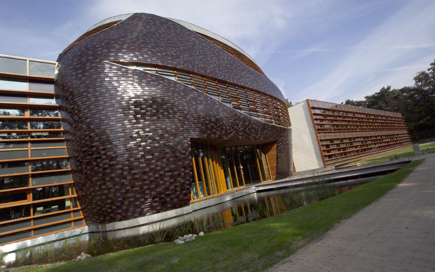 Hoofdkantoor WNF, Zeist | Dakpan: Leipan 301 Zwart Bruin Rood Leikleur Mat Geglazuurd Antraciet