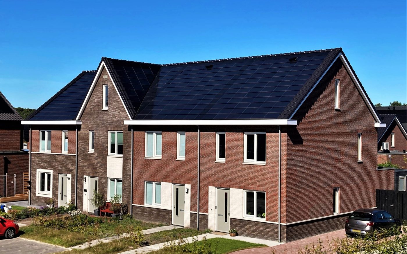 4 rijwoningen van 4 woningen | Plan Eschlanen, Norg | Gevelbakstenen: Belcanto HV WF,  Asturia HV WF en de Topaas WS WF | Dakpan: Madura vulkaanzwart edel-engobe i.c.m. het Wevolt X-roof systeem