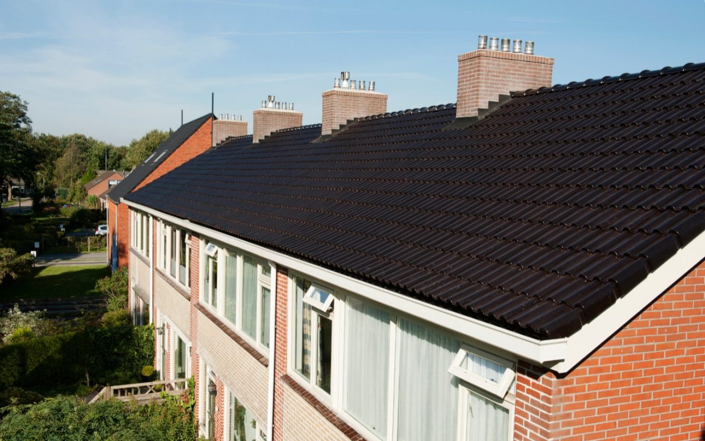 Renovatie Tussenwoningen | Woonservice Westerbork, Drenthe | Dakpannen: Modula Zwart Edel-Engobe 745 en Modula Leikleur Mat Engobe 703