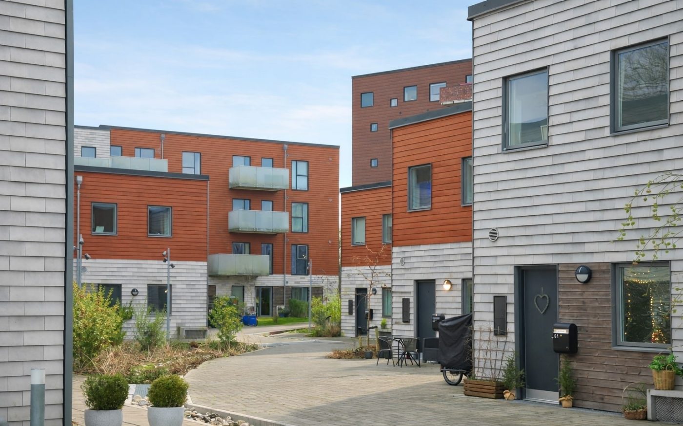 Nieuwbouw woningen met de Motio | Roskilde, Denemarken| Verticale gevelbekleding; Motio zandwit glad L-profiel en Motio eikenbruin glad L-profiel