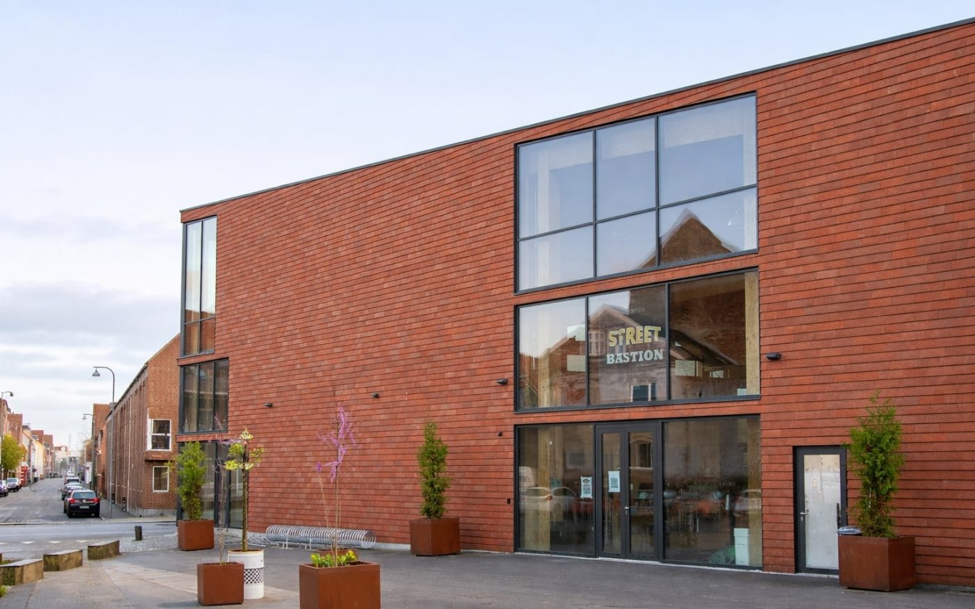 Indoor skatepark Fredericia Street Bastion met de Motio | Norgesgade 46A, Denemarken | Verticale gevelbekleding: Motio Oak Brown wire cut L-profiel
