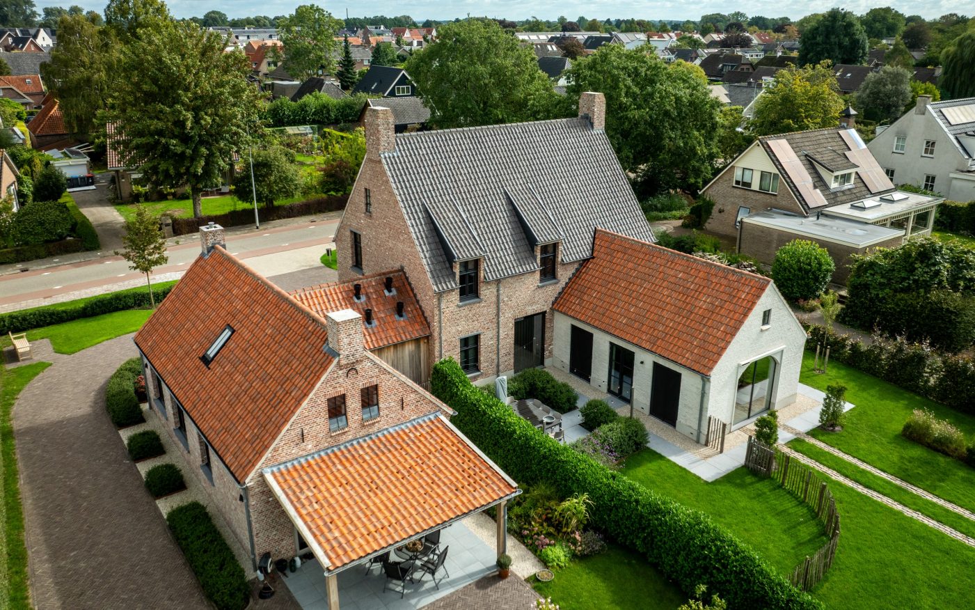 Nieuwbouw vrijstaande woning, Beusichem | Dakpan: Oude Holle 451 vieilli blauw gesmoord en vieilli rood