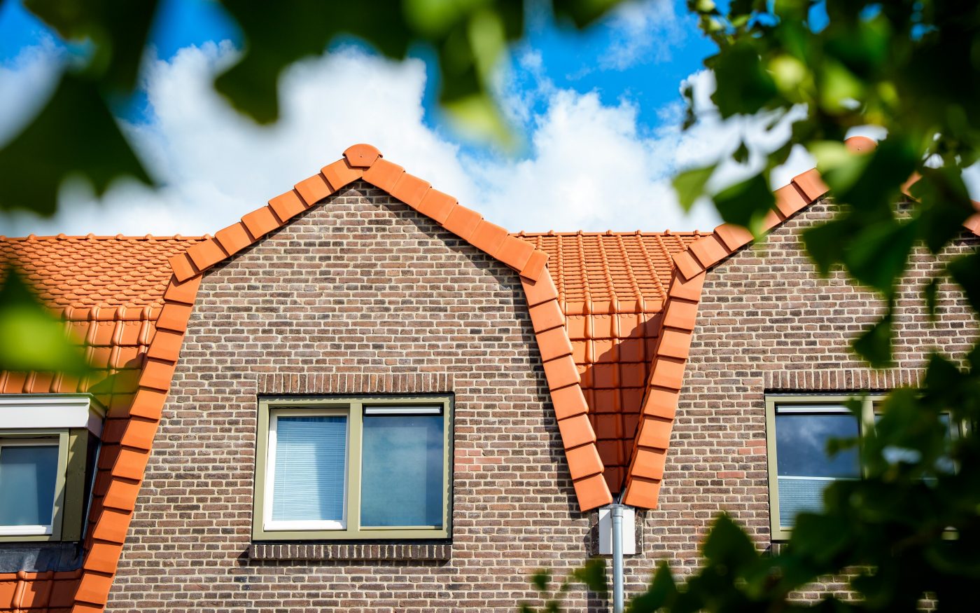 Renovatie 72 woningen, Koog aan de Zaan | Dakpan: Tuile du Nord 18 natuurrood