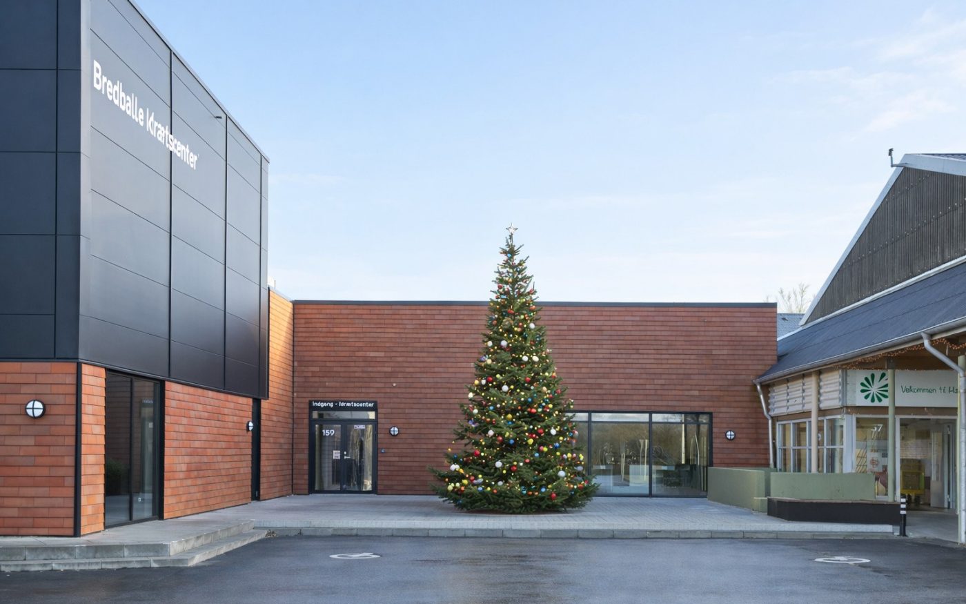 Sportcomplex Haldeagerhallen met Motio | Vejle, Oost-Denemarken | Verticale gevelbekleding Motio oak brown wire cut l profiel