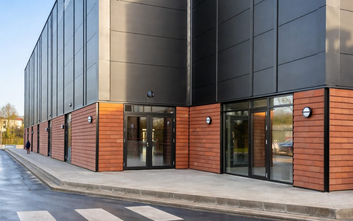 Sportcomplex Haldeagerhallen met Motio | Vejle, Oost-Denemarken | Verticale gevelbekleding Motio oak brown wire cut l profiel